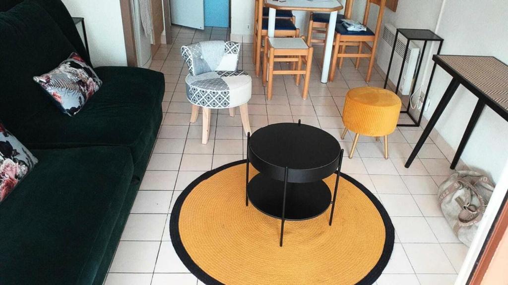un salon avec un canapé et une table dans l'établissement Résidence Port Bourgenay - maeva Home - Studio 4 Personnes - Sélection MAE-2301, à Talmont-Saint-Hilaire