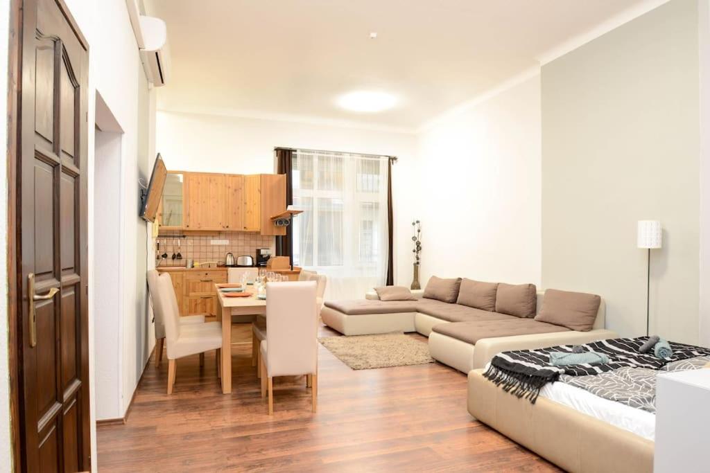 Famous Kiraly street at Large 3BR 10ppl @ CENTRAL 1061 Budapest, 14 Király utca kép - 1