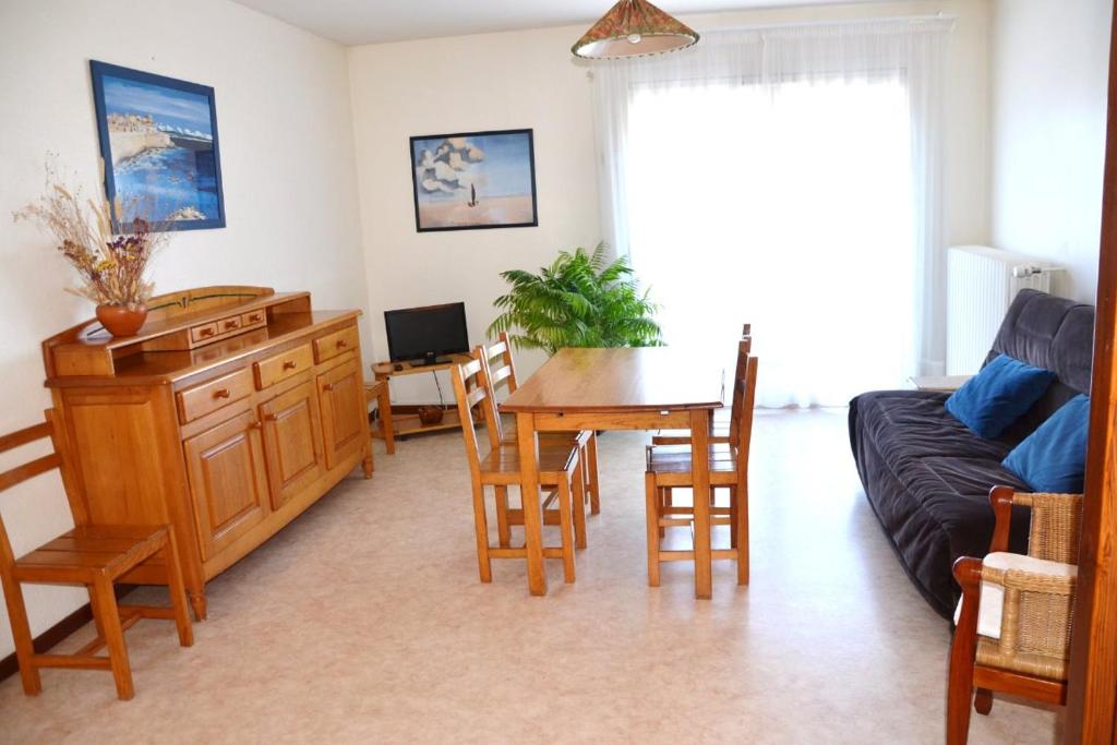 - un salon avec une table et un canapé dans l'établissement Résidence Torremagne 7, à Font-Romeu-Odeillo-Via