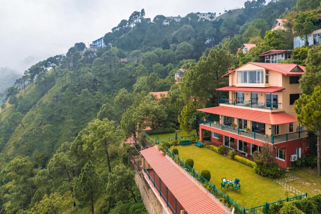 una casa sul fianco di una montagna di StayVista at Ludlow House 4BHK with Game zone & Sauna Room with Valley View villa in Kasauli a Kasauli