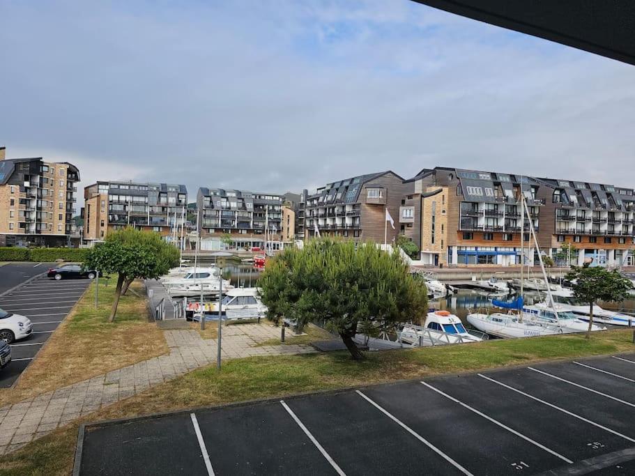 - un parking avec des bateaux garés dans un port dans l'établissement Blue Bay, à Deauville