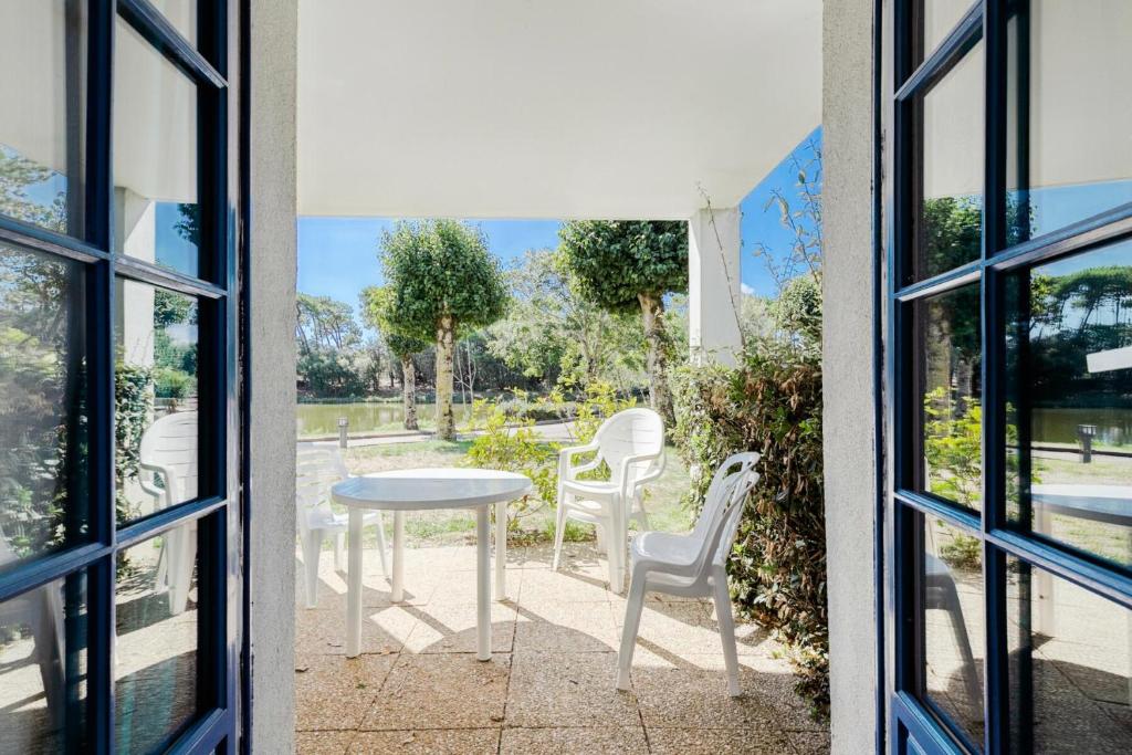 - une vue sur une table et des chaises depuis la fenêtre dans l'établissement Résidence Port Bourgenay - maeva Home - Appartement 2 pièces 4 personnes - Sélection MAE-5854, à Talmont-Saint-Hilaire