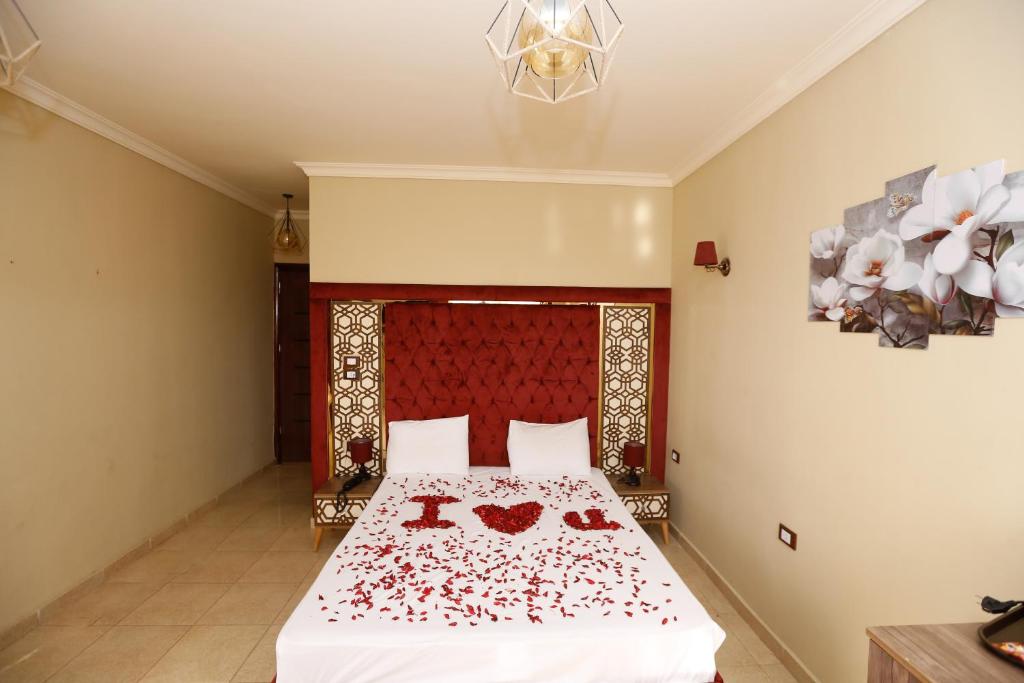 Cama o camas de una habitación en Master pyramids Hotel