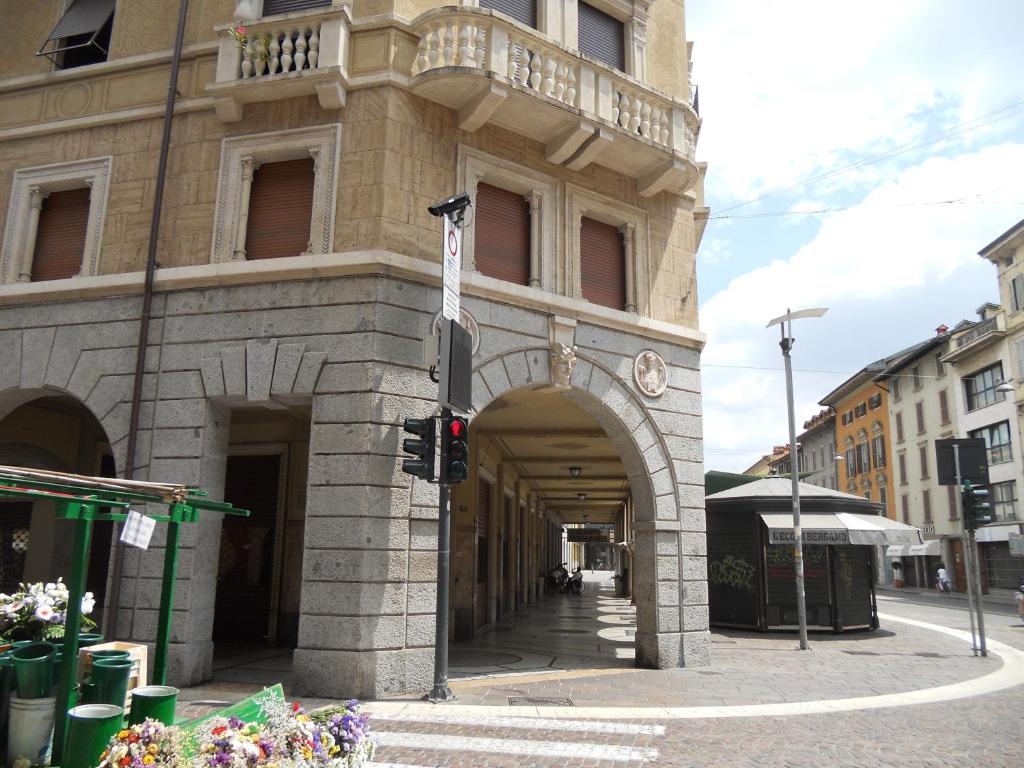 un bâtiment avec un feu de circulation dans une rue dans l'établissement Apartment Bergamo Centro Storico, à Bergame