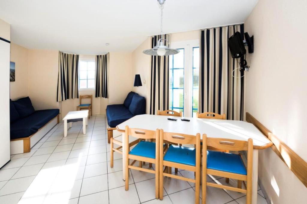 une cuisine et un salon avec une table et des chaises dans l'établissement Résidence Port Bourgenay - maeva Home - 2 Pièces 4 Personnes Sélection MAE-2221, à Talmont-Saint-Hilaire