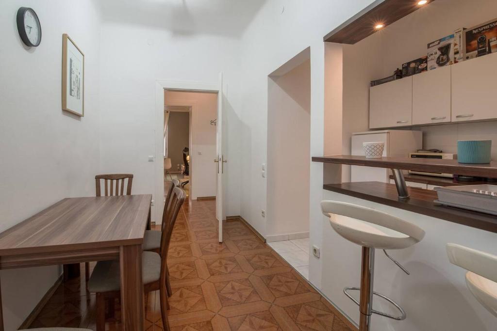 Kuchyňa alebo kuchynka v ubytovaní Cozy City Center Apartment