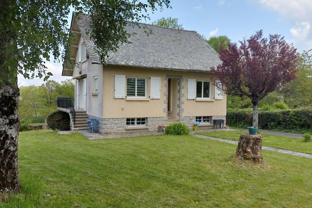 ein weißes Haus mit einem Baum im Hof in der Unterkunft La Maison des 3 Bouleaux 