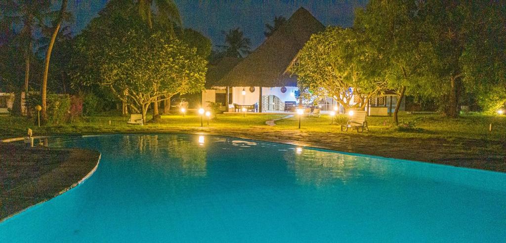 Πισίνα στο ή κοντά στο Lux Suites kivulini Cottages Diani Beach