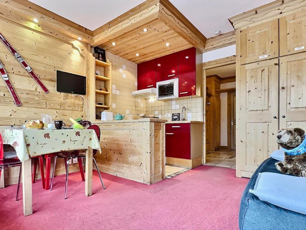 eine Küche mit Holzwänden und einem Tisch im Zimmer in der Unterkunft Studio Tignes, 1 pièce, 4 personnes - FR-1-411-482 in Tignes