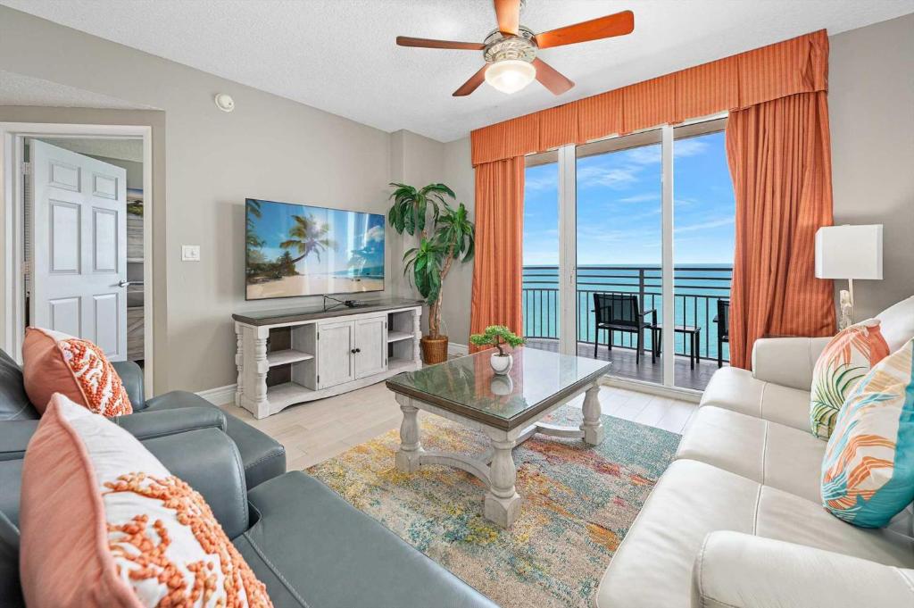 ein Wohnzimmer mit einem Sofa und einem Tisch in der Unterkunft Luxury 20th Floor 2 BR Condo Direct Oceanfront Wyndham Ocean Walk Resort Daytona Beach | 2027 in Daytona Beach