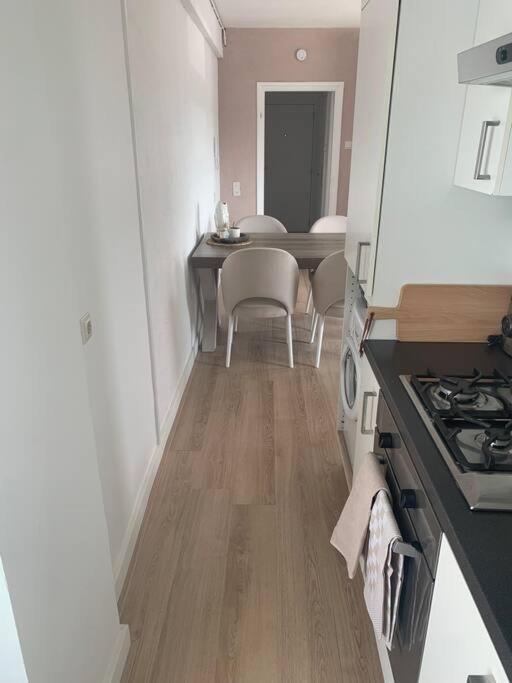 Kuchyň nebo kuchyňský kout v ubytování Appartement aan het strand in Zandvoort aan Zee!