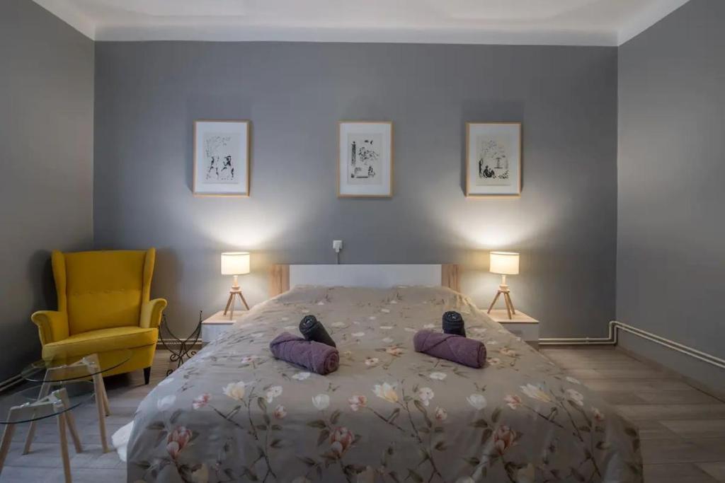 Posteľ alebo postele v izbe v ubytovaní Cozy City Center Apartment