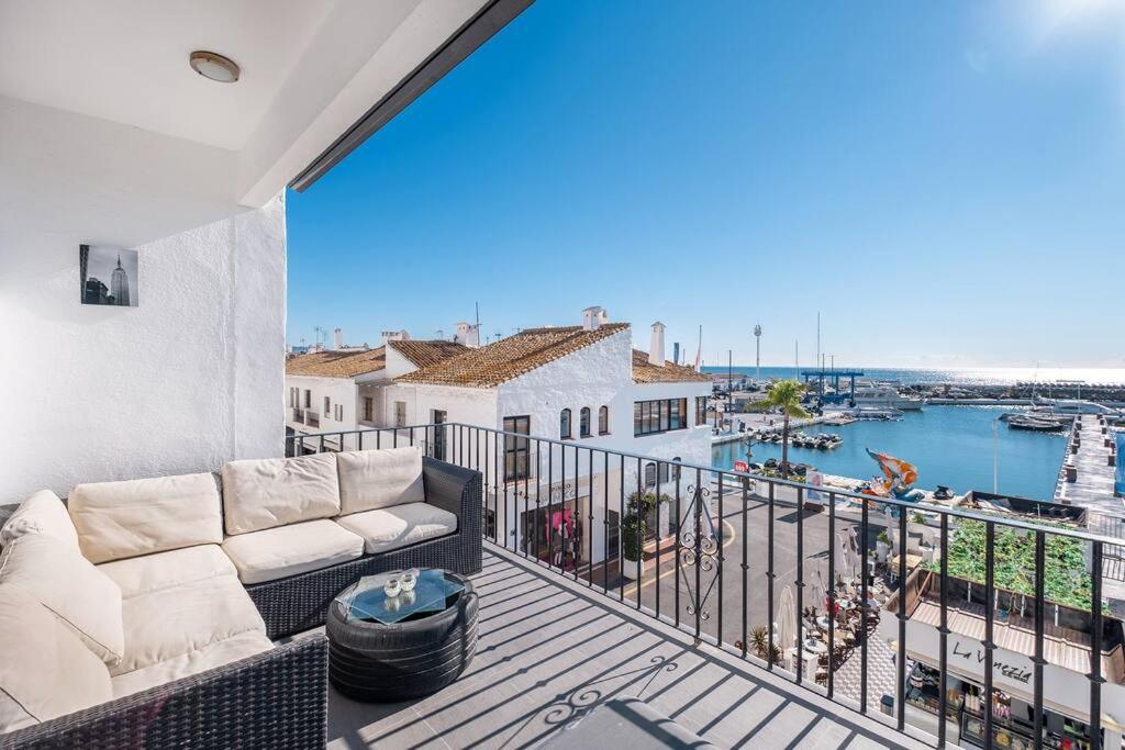 d'un balcon avec un canapé et une vue sur l'eau. dans l'établissement Puerto Banus Front Line 2 bedroom apartment, à Marbella