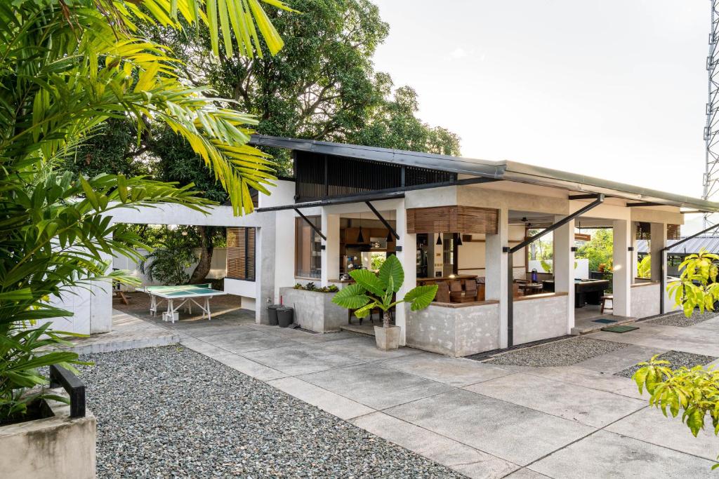 una casa bianca con cortile alberato di Tata Amado: 3-bedroom vacation home + pool + sauna a Morong