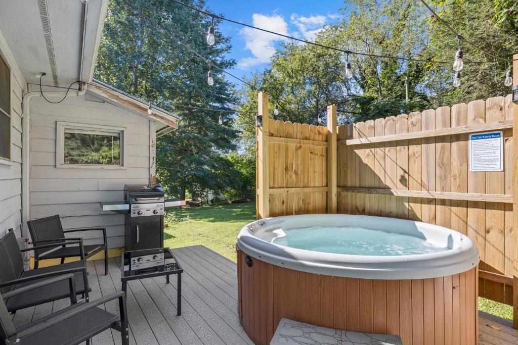 un bain à remous sur une terrasse avec une clôture dans l'établissement Hot Tub -King Bed -3 Miles to Downtown -Simply, à Asheville