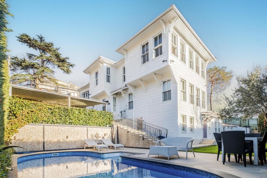 uma casa com piscina em frente a um edifício em Pavilion with Bosphorus View in Anadolu Hisari em Istambul