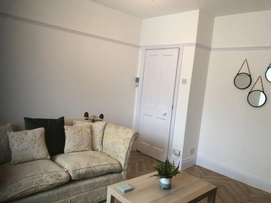 Posezení v ubytování 15 Comfort House 2 bed townhouse with parking