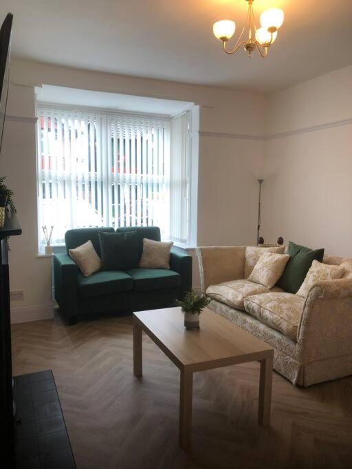 Posezení v ubytování 15 Comfort House 2 bed townhouse with parking