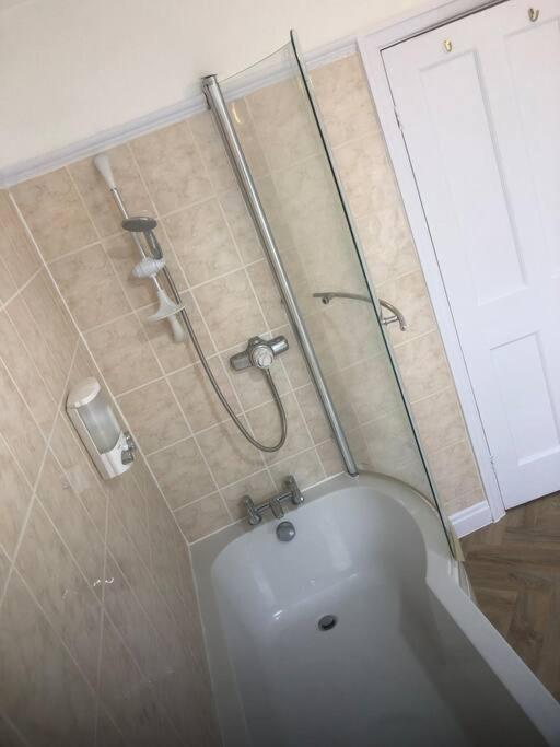 Koupelna v ubytování 15 Comfort House 2 bed townhouse with parking