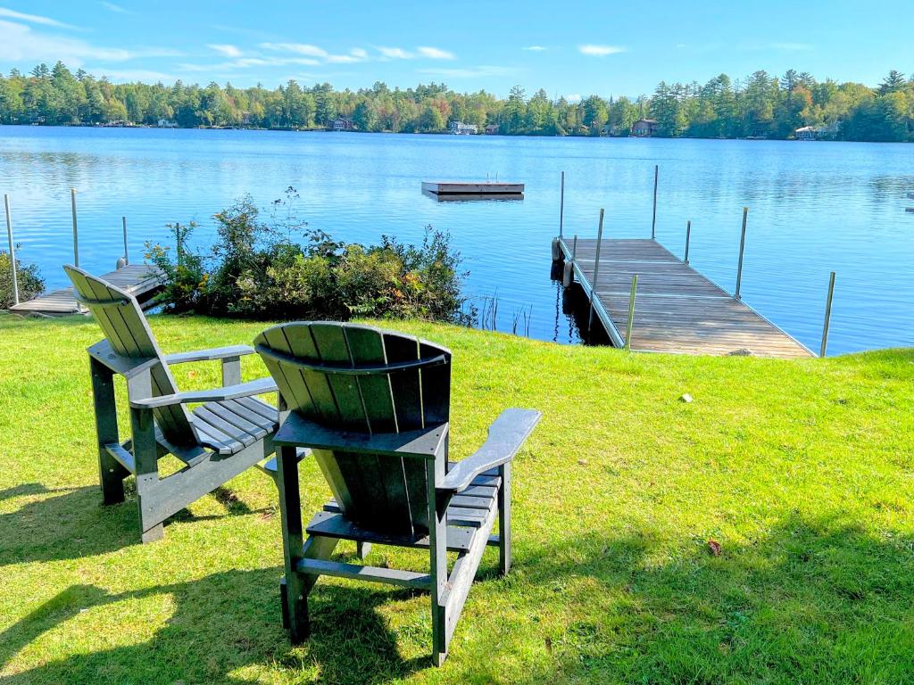 91WR Lake vibes and views at this waterfront home in the the White