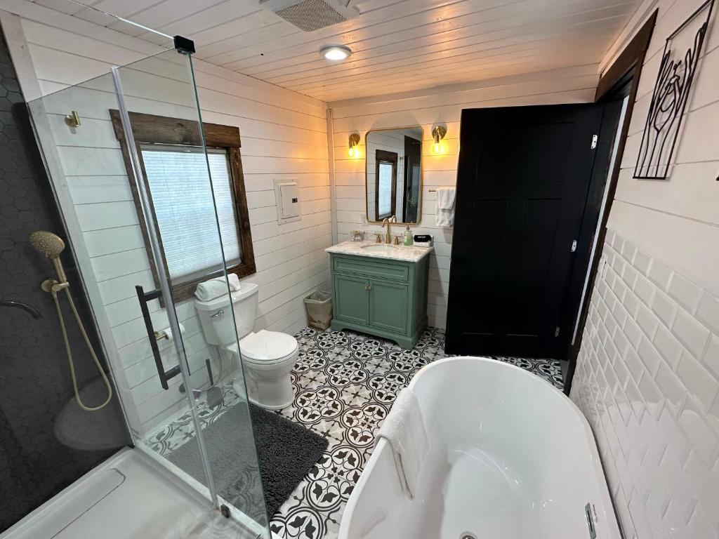 ein Badezimmer mit einer Badewanne, einem WC und einem Waschbecken in der Unterkunft Casita at the Winery in Battle Ground