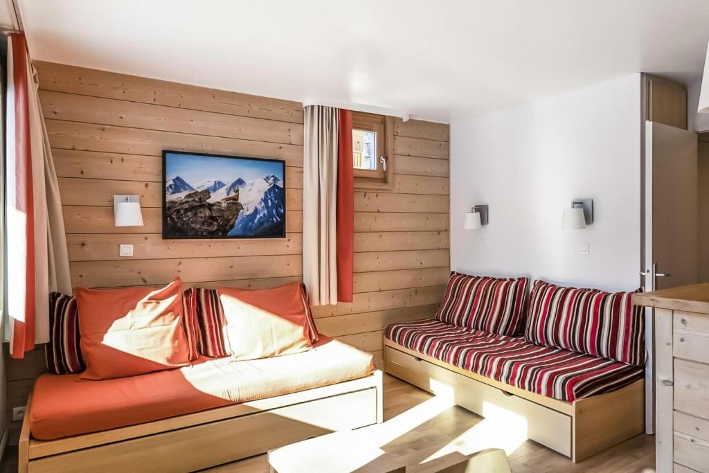 un salon avec un canapé et une table dans l'établissement Résidence Plagne Lauze - maeva Home - Appartement 2 pièces 5 personnes - Prestige MAE-0984, à Mâcot La Plagne