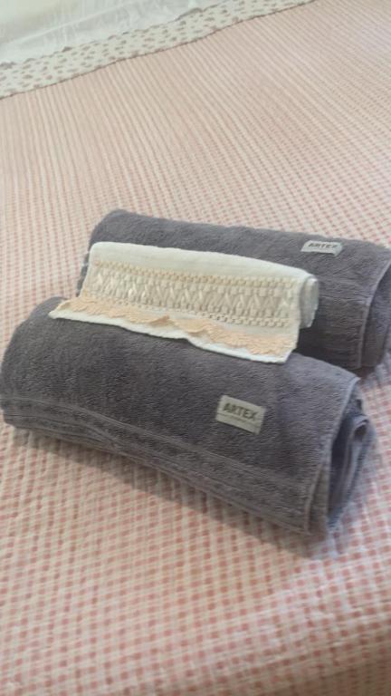 een paar handdoeken bovenop een bed bij Portal Mágico in Itacaré