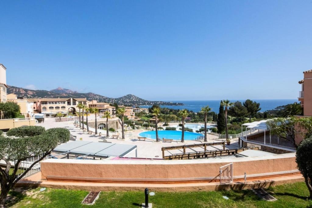 une vue sur la piscine d'un complexe hôtelier dans l'établissement Résidence le Village de Cap Esterel - maeva Home - Appartement 2 Pièces 4 Personnes - Sélection MAE-7735, à Saint-Raphaël