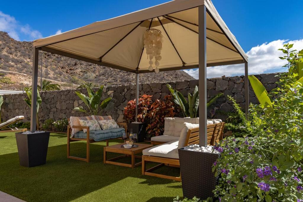 - un parasol avec un canapé et des chaises dans l'établissement Amazing & Chill Terrace Palm Mar, à Palm-mar