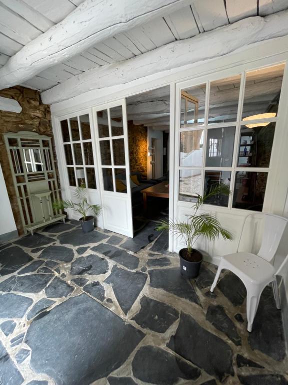 a screened in porch with a white chair and a table at Tinoquero VTAR in Fuenteheridos