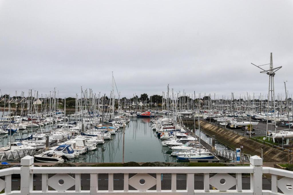 Une bande de bateaux amarrés dans un port de plaisance dans l'établissement Port du Crouesty Cap'Océan - maeva Home - Appartement 3 pièces 7 personnes - Sélection - vue sur le Port MAE-0824, à Arzon