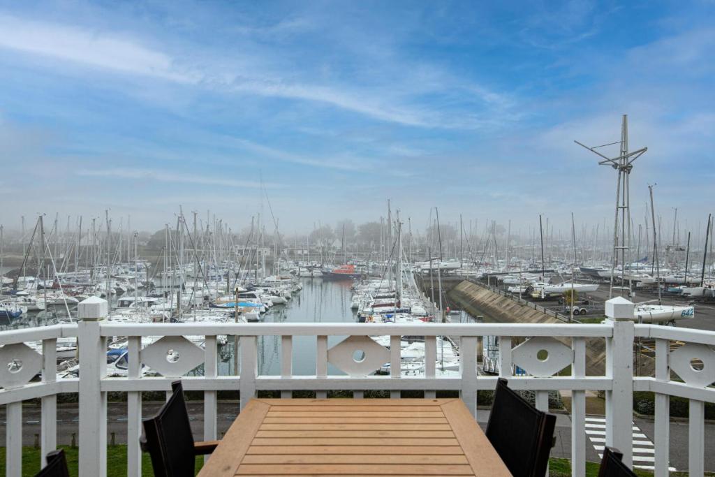 une vue d'une marina avec des bateaux dans l'eau dans l'établissement Port du Crouesty Cap'Océan - maeva Home - Appartement 3 pièces 7 personnes - Sélection - vue sur le Port MAE-0834, à Arzon