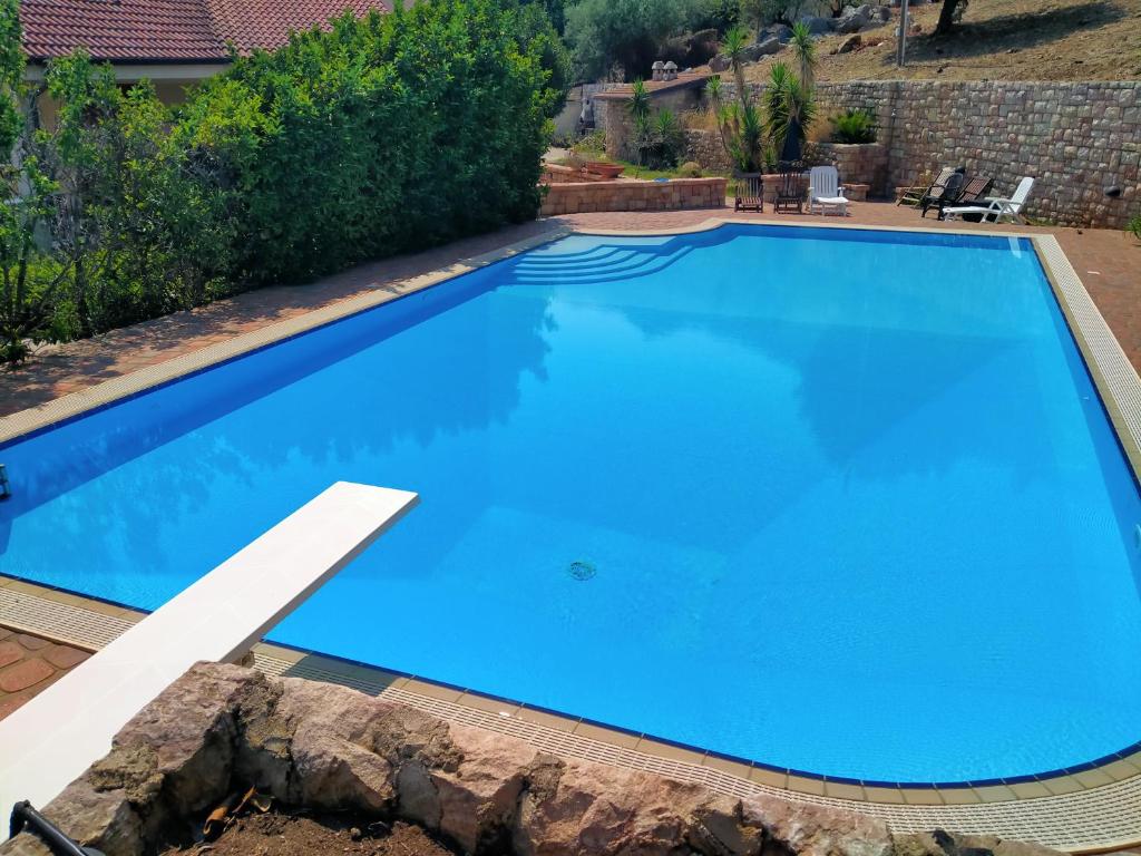 カリーニにあるAlvarado - Your Home in Sicilyの庭の青い大型スイミングプール