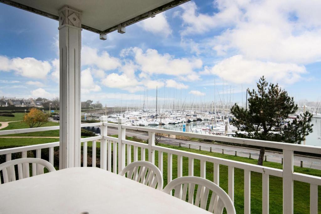 une terrasse couverte avec vue sur le port de plaisance dans l'établissement Port du Crouesty Cap'Océan - maeva Home - Appartement 3 pièces 6 personnes - Sélection - vue sur le Port MAE-9994, à Arzon