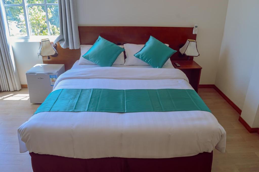 Postel nebo postele na pokoji v ubytování Maaniya Palace