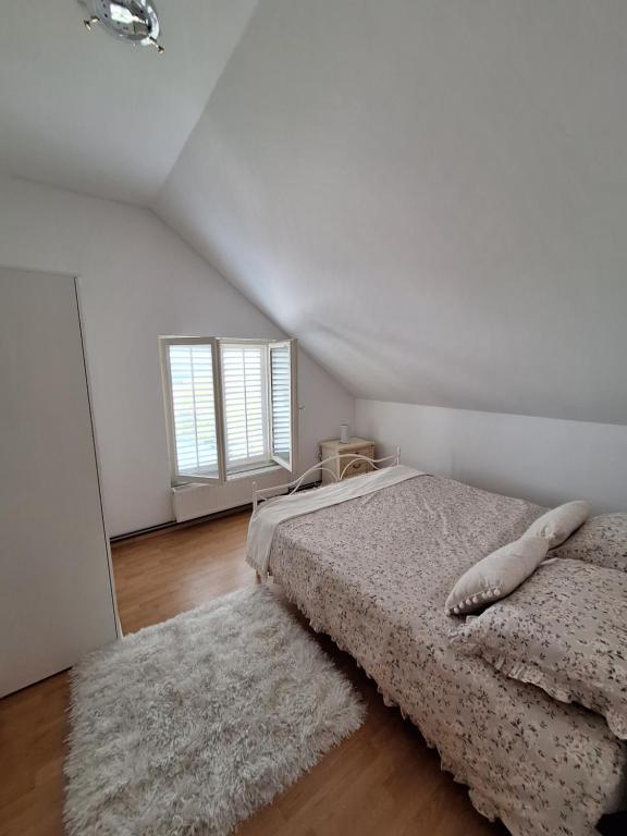 Goli BregにあるVilla Zoraの白いベッドルーム(ベッド2台、窓付)