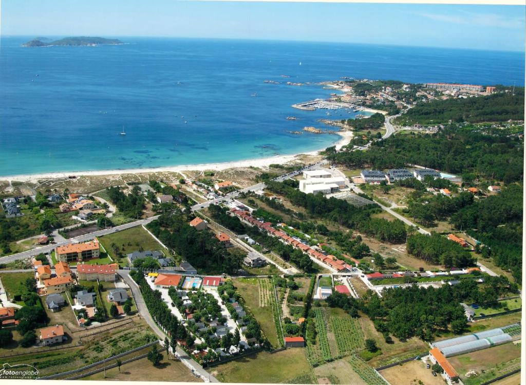 una vista aérea de la ciudad y el océano en Camping Sol y Mar en Pontevedra