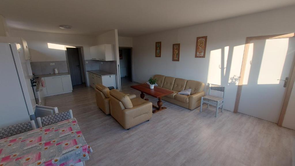 ein Wohnzimmer mit Sofas und einem Tisch in der Unterkunft Apartmán Rudoltice 