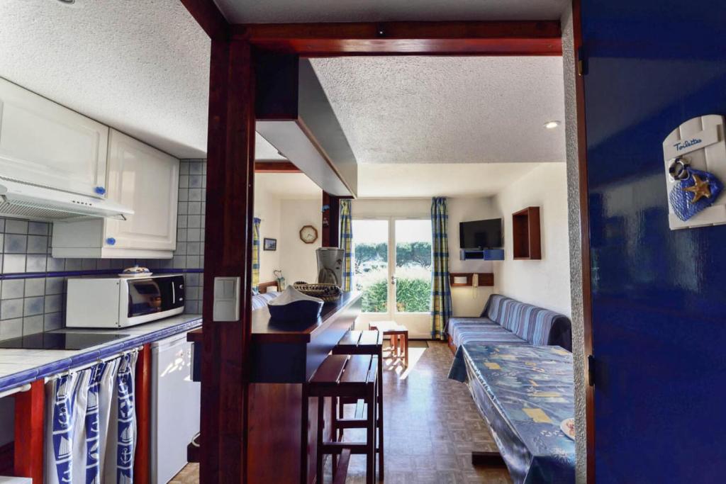 une cuisine et un salon avec un canapé et une table dans l'établissement Résidence Port du Crouesty - maeva Home - Appartement 2 pièces 5 personnes - Confort MAE-2142, à Arzon
