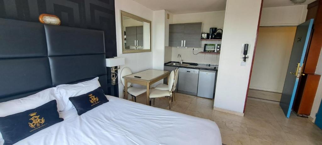 Η κουζίνα ή μικρή κουζίνα στο Appart'hôtel Le Trianon