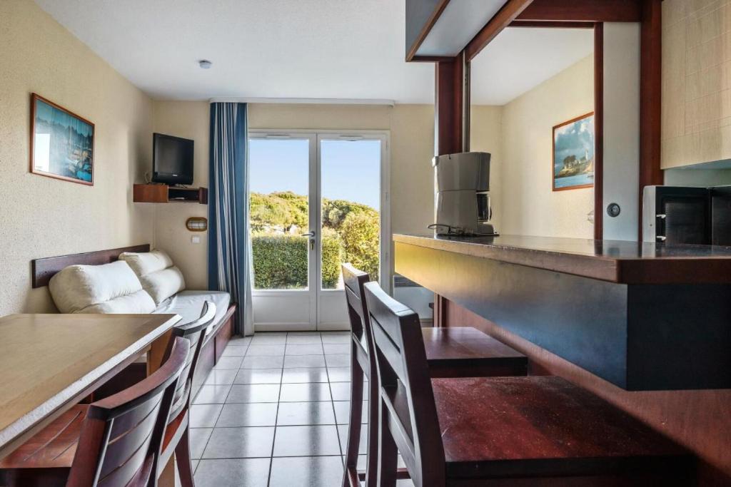 une chambre d'hôtel avec une cuisine et un salon dans l'établissement Résidence Port du Crouesty - maeva Home - Appartement 2 pièces 5 personnes - Confort MAE-0470, à Arzon