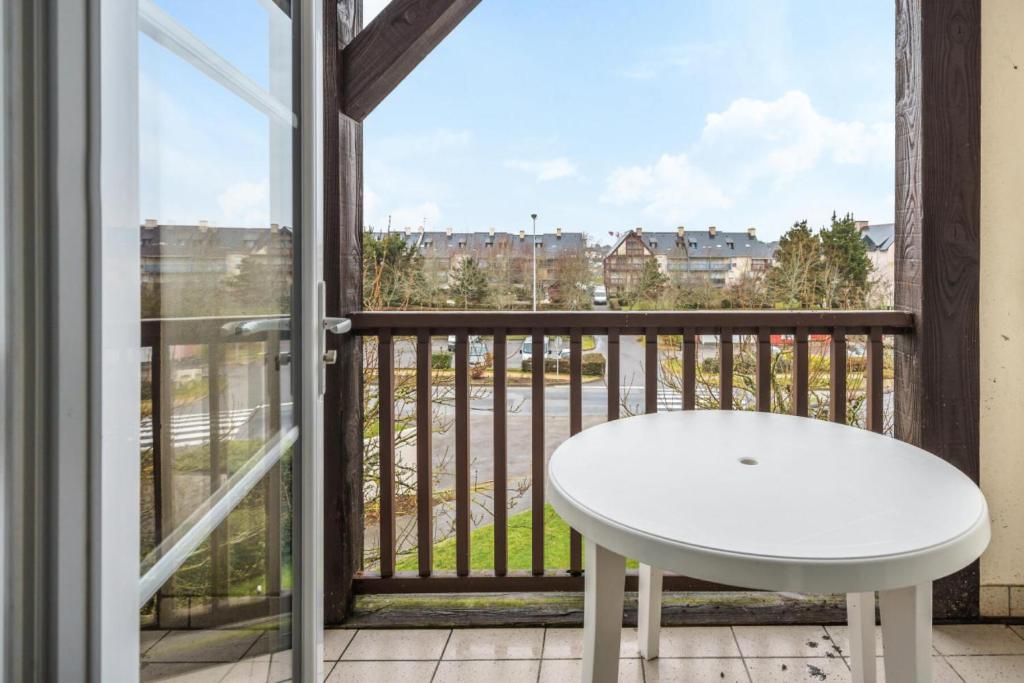 - une table blanche sur un balcon avec vue dans l'établissement Résidence Port du Crouesty - maeva Home - 2 Pièces 7 Personnes Confort MAE-5293, à Arzon