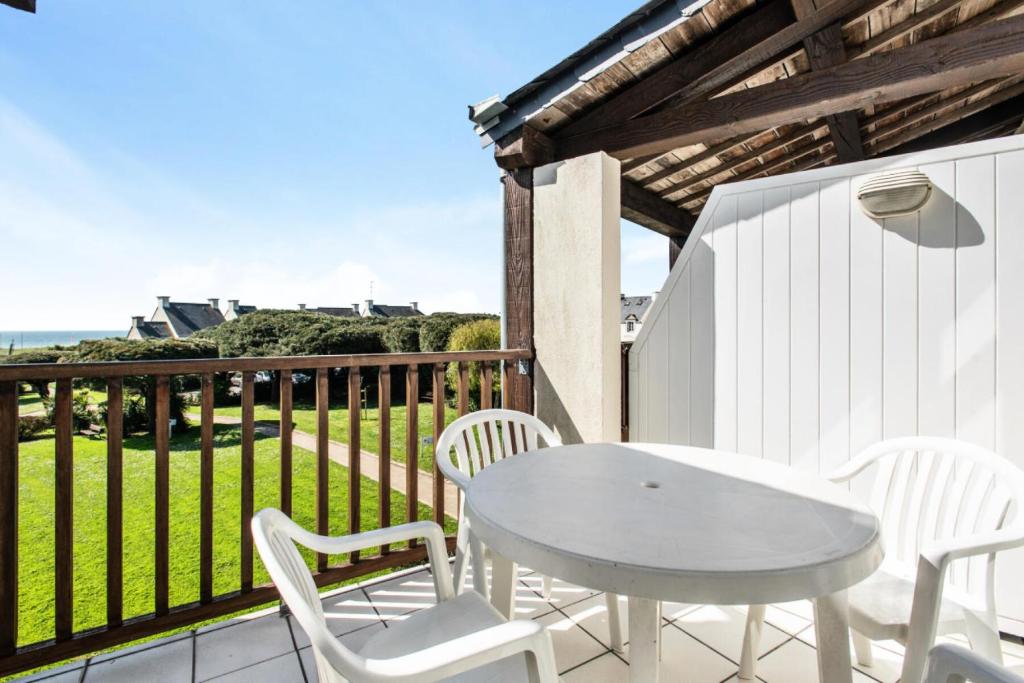 une table blanche et des chaises sur un balcon dans l'établissement Résidence Port du Crouesty - maeva Home - Studio 5 Personnes - Sélection - vue Mer MAE-2901, à Arzon