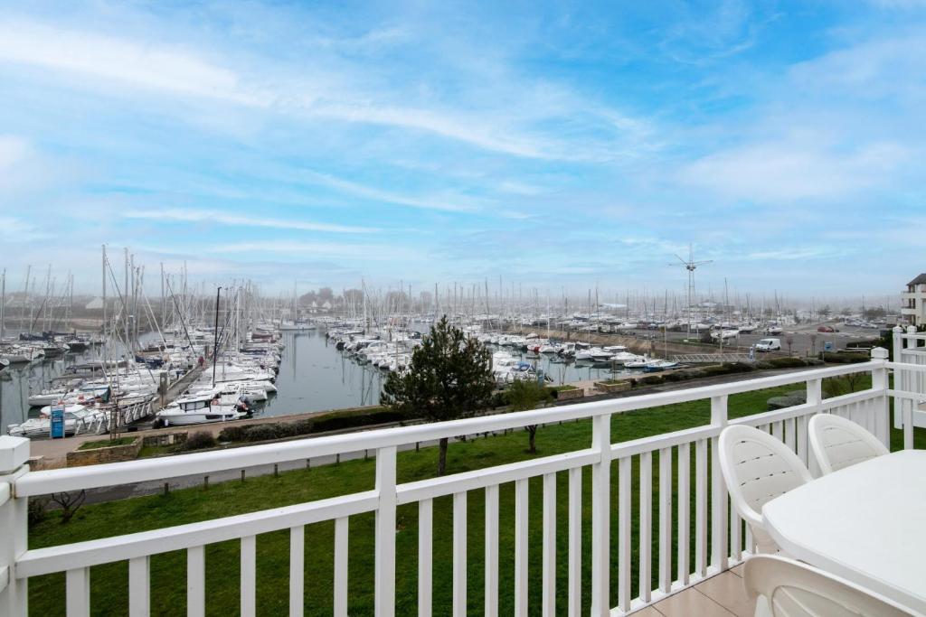 - un balcon avec vue sur un port avec des bateaux dans l'établissement Port du Crouesty Cap'Océan - maeva Home - Appartement 3 pièces 6 personnes - Sélection - vue sur le Port MAE-8934, à Arzon