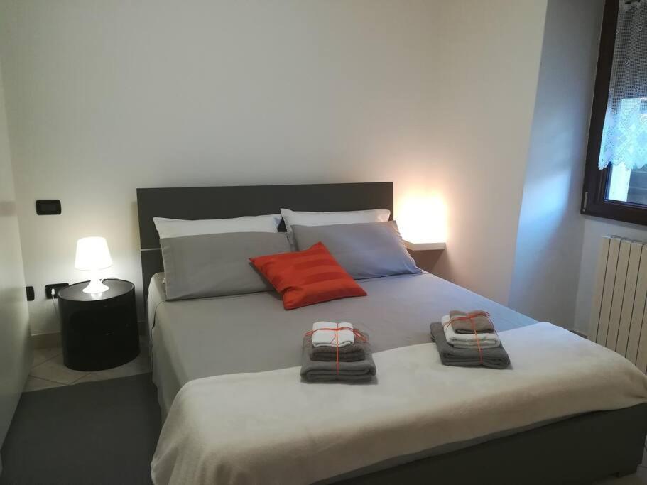 Un dormitorio con una cama con dos bolsas. en Appartamento Poli con giardino, en Castiglione dei Pepoli