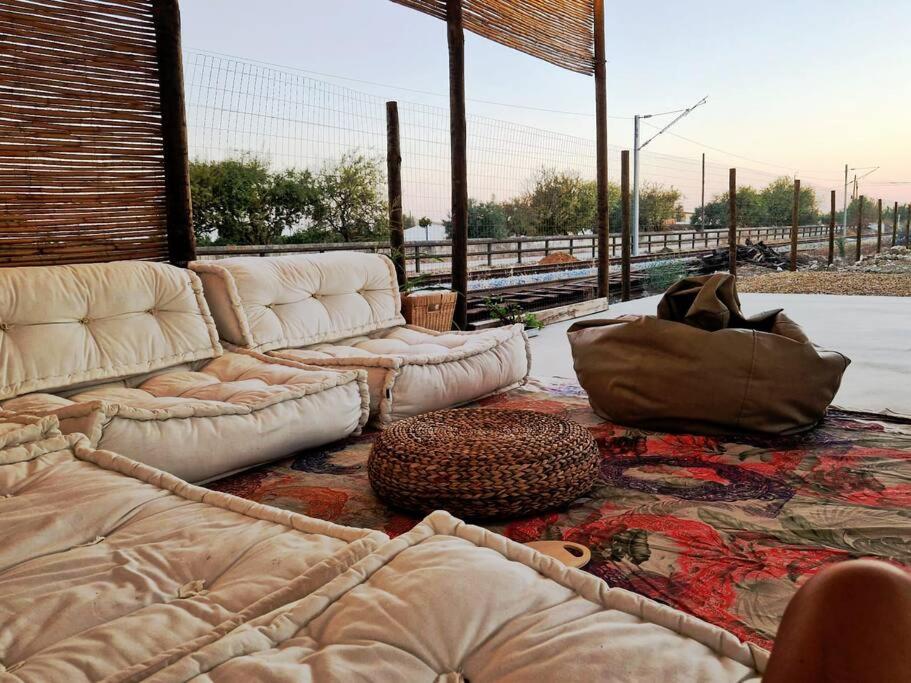 una sala de estar con sofás blancos y una alfombra. en Cais da Estação da Luz, en Luz de Tavira