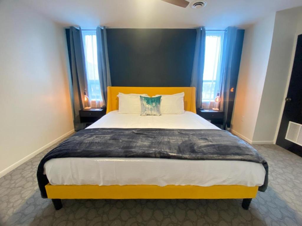 ein Schlafzimmer mit einem großen Bett mit einem gelben Kopfteil in der Unterkunft The Harding The Archive Lofts in Marion