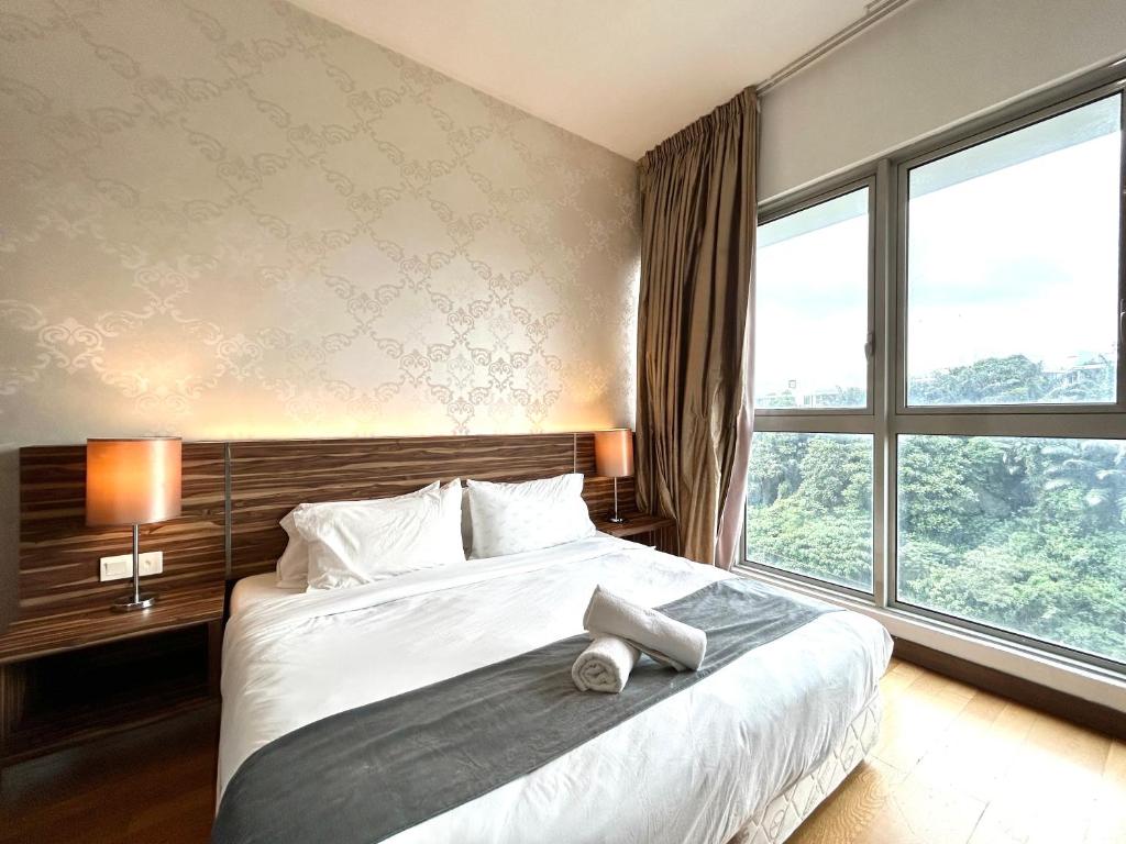 1 dormitorio con cama y ventana grande en KL city 2 room in Regalia suites @ KLCC view infinity pool en Kuala Lumpur