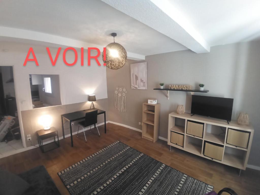 un salon avec un panneau de vote sur le mur dans l'établissement Narbonne Domitia centre ville, à Narbonne