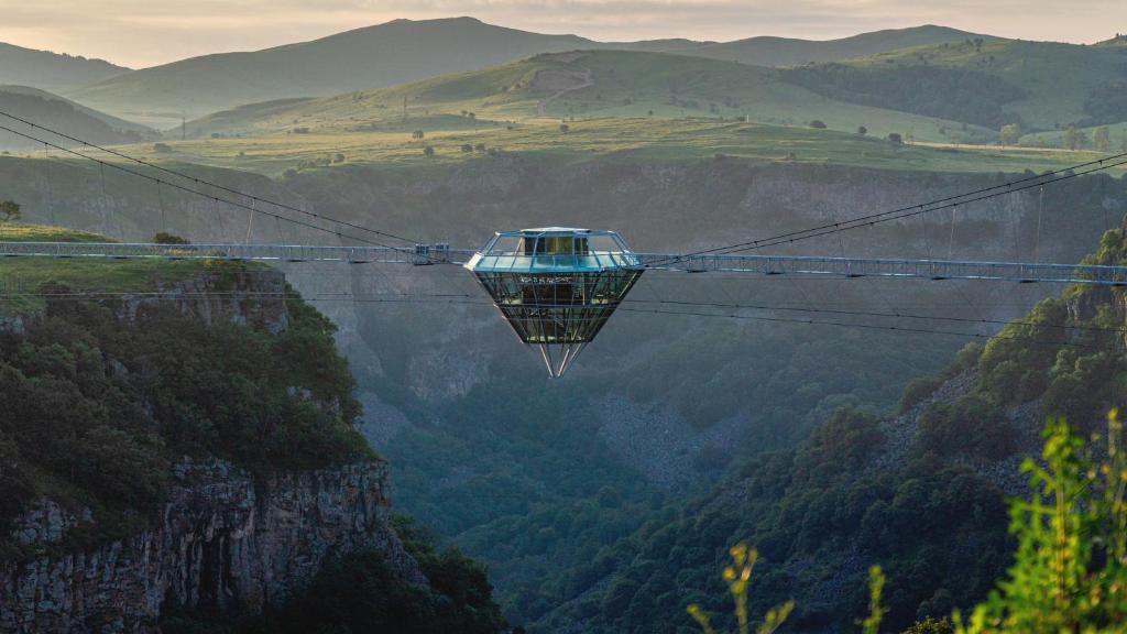 a cable car flying over a mountain valley at Kass Diamond Resort in Tsalka